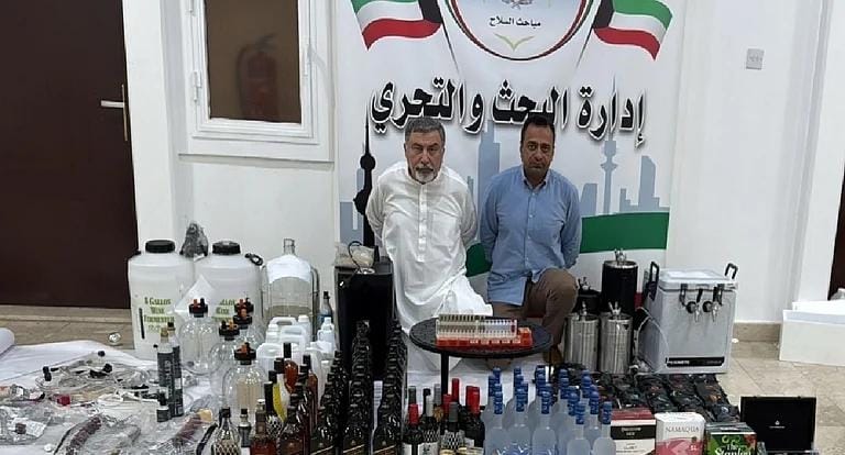 الكويت: القبض على طبيب وكابتن طيار بحوزتهما ذخائر وخمور