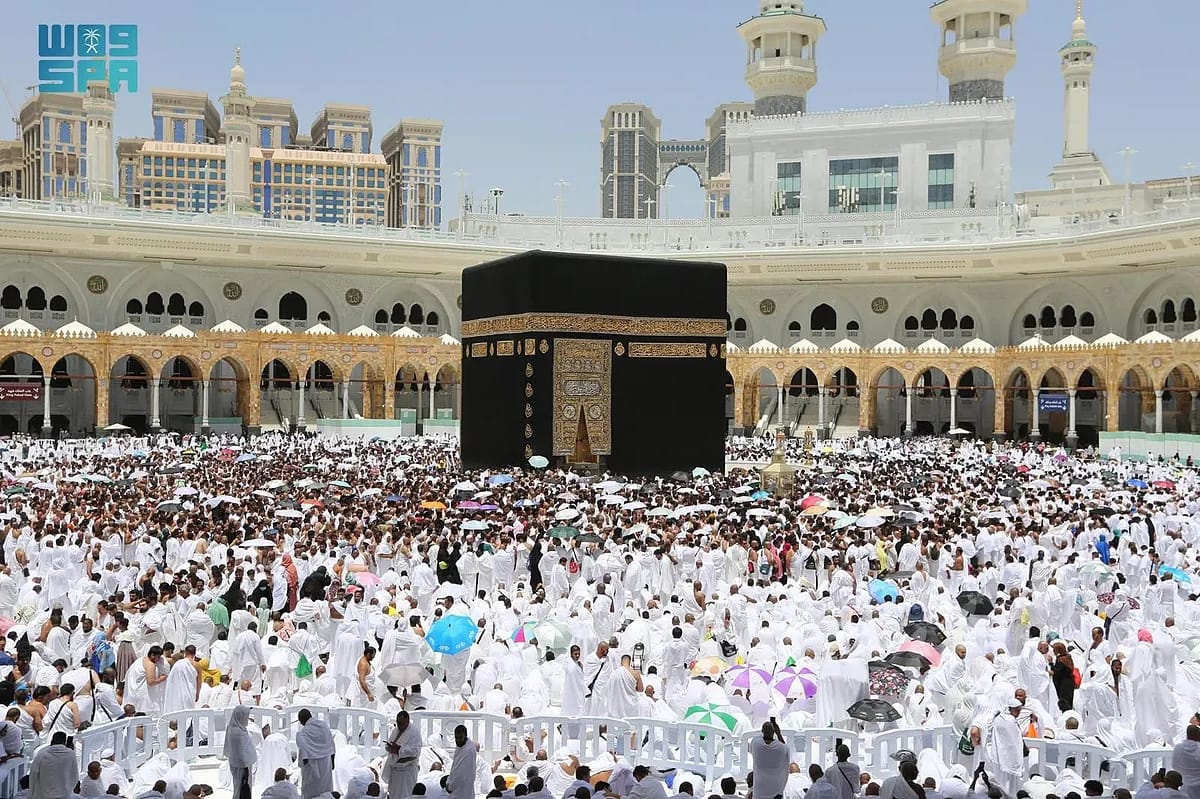 رسائل توعوية للمعتمرين.. الحج والعمرة: أعطوا الأولوية لكبار السن وتجنّبوا التدافع