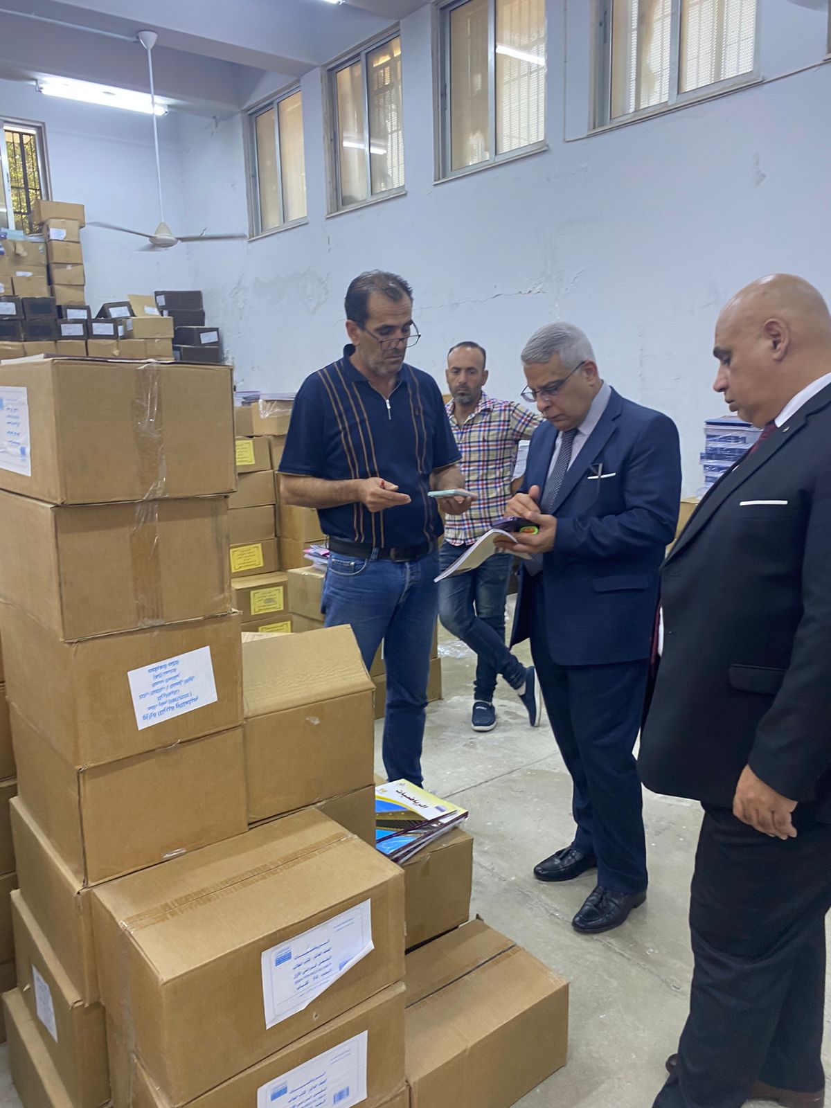 الخصاونة يتابع سير العمل في مستودع الكتب ويشيد بجهود الكوادر المختصة
