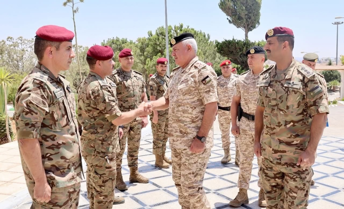 رئيس هيئة الأركان المشتركة يزور قيادة قوات الملك عبدالله الثاني الخاصة الملكية