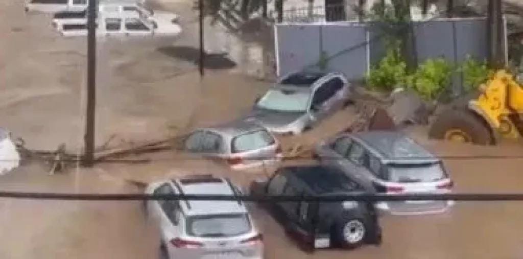 فيضانات إثيوبيا تبتلع العاصمة.. السيارات تغرق والمنازل تنهار