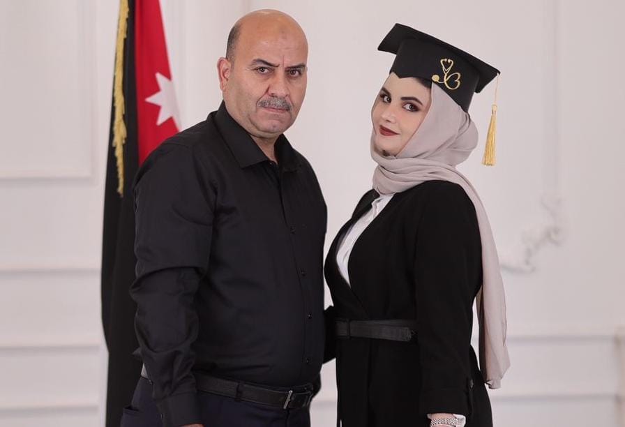 سليمان محمد خير الرمامنة يهنئ ابنته الدكتورة أماندا بتخرجها من الأردنية في تخصص الطب البشري