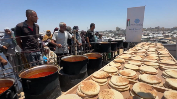 الحملة الأردنية توزّع وجبات “طبيخ الباذنجان” والخبز في مواصي خان يونس
