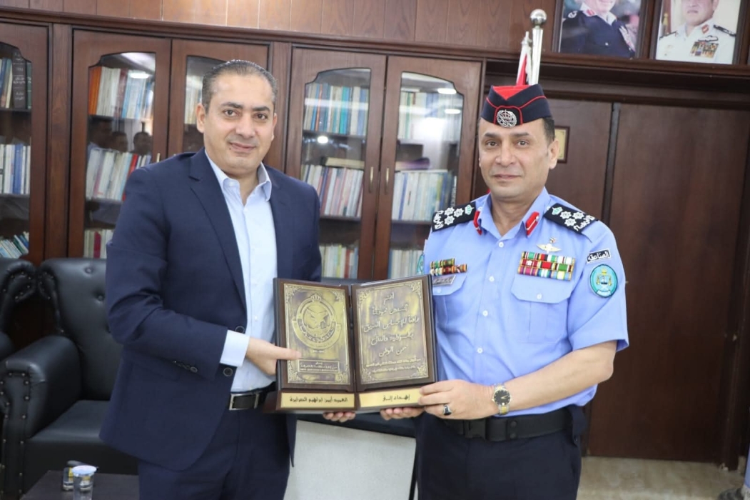 العميد حسان القضاة يكرم العميد أيمن الصرايرة تقديراً لعطائه في مكافحة المخدرات