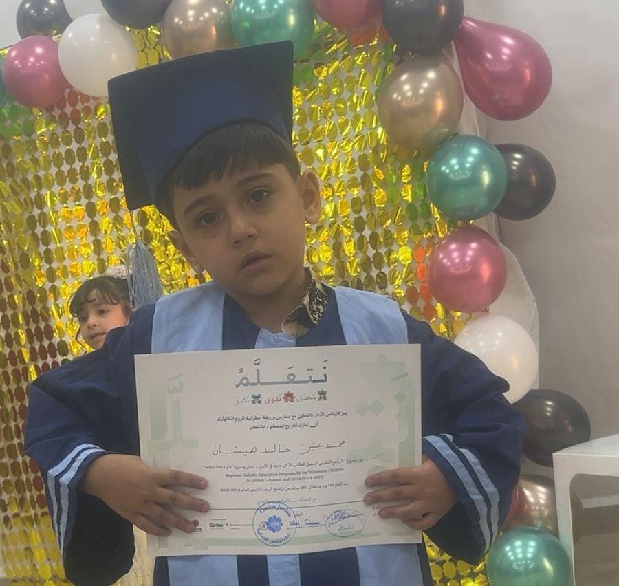 خالد العيسى يهنئ نجله محمد بمناسبة تخرّجه من روضة الكاثوليك