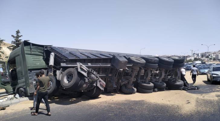 إدارة السير: انقلاب شاحنة محمّلة بالرمل على طريق المطار وتباطؤ مروري في الموقع