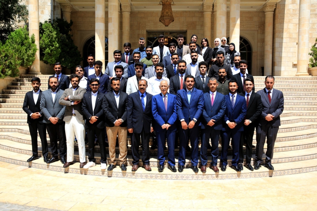 رئيس الديوان الملكي خلال لقائه طلبة من كلية التمريض البلقاء التطبيقية...صور
