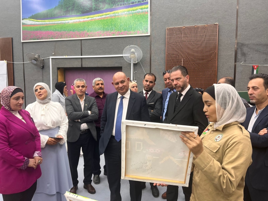 محافظ جرش يتفقد فعاليات البرنامج الوطني بصمة ويشيد بمستوى المشاركين ودور المعلمين