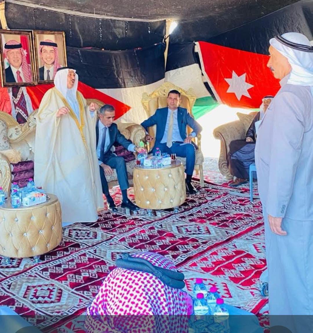 مستشار الملك يلتقي شيوخ ووجهاء البادية الجنوبية في لواء الحسينية