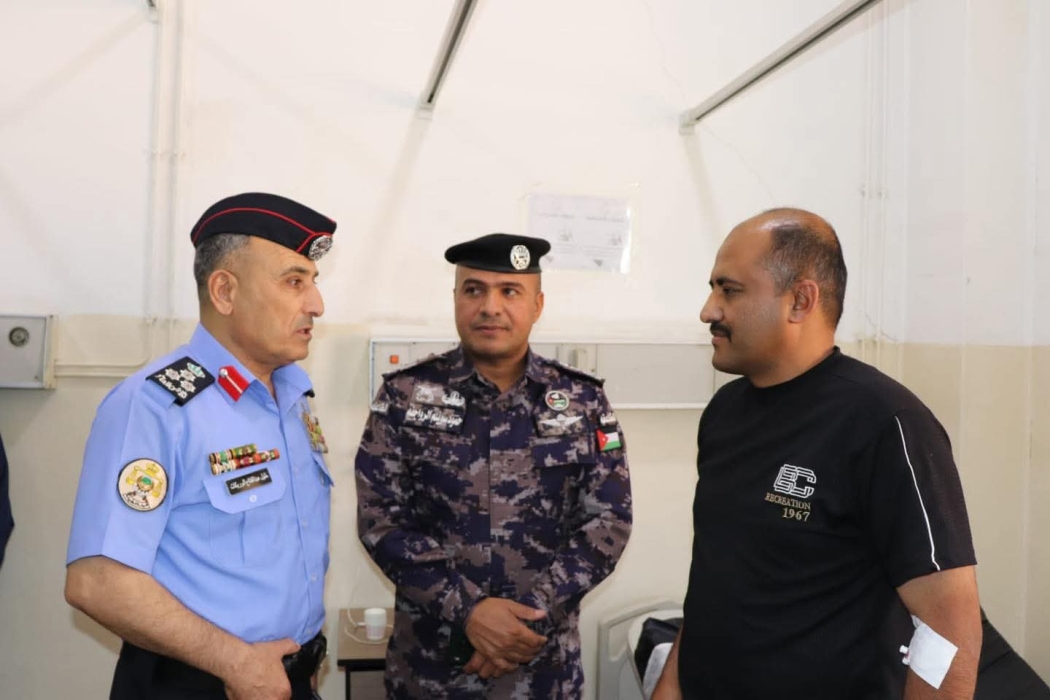 مدير شرطة الطفيلة يطمئن على صحة المرضى العسكريين في مستشفى الأمير زيد