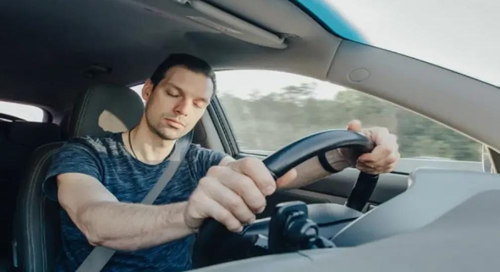 هل حدثت معك؟.. بعض الأشخاص يأتيه النوم أثناء قيادة السيارة! ما السبب؟