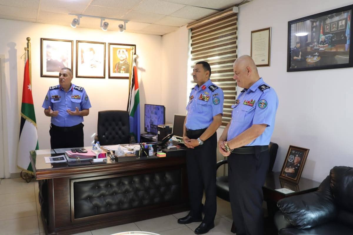 مدير إدارة التنفيذ القضائي يكرم عدداً من ضباط....صور