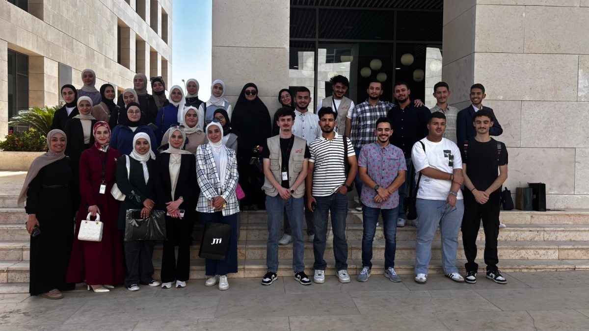 جامعة الزرقاء تشارك في اليوم الوظيفي بجامعة الحسين التقنية