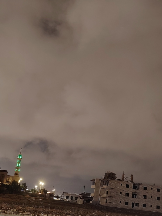 ظهور  غيوم في  سماء  محافظة إربد  كأنها على  ارتفاع منخفض من الأرض.. فيديو