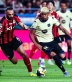 لاعب النشامى يسجل هدفًا في شباك برشلونة