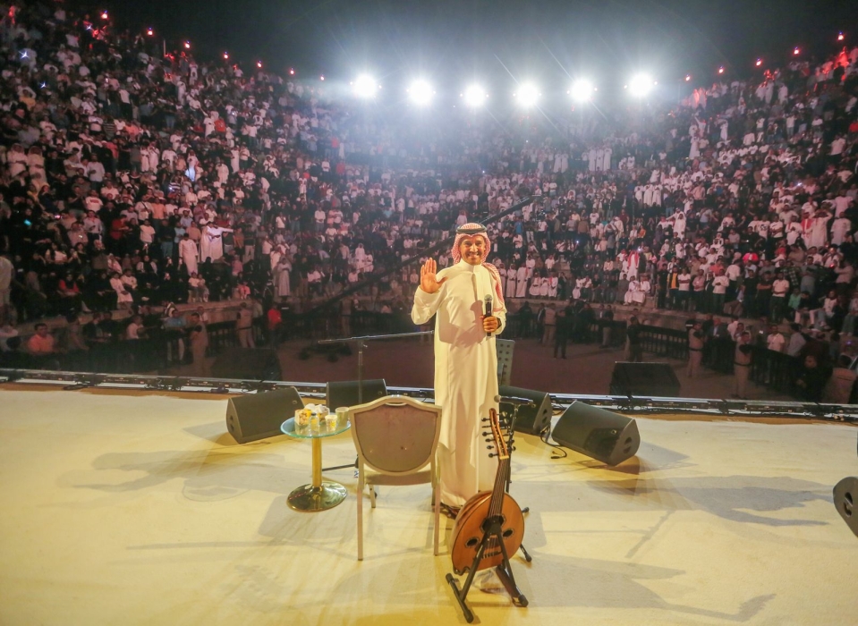 خالد عبد الرحمن يتناوب أغانيه مع جمهوره العربي الذي ملأ مدرجات الجنوبي