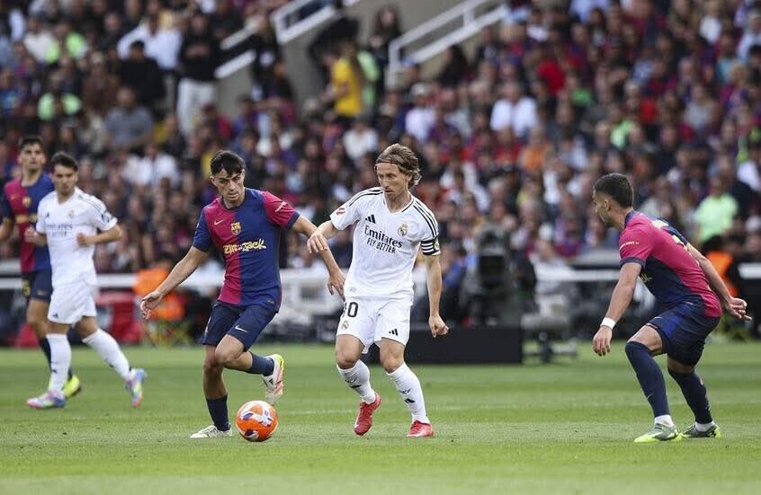معلق برشلونة يسخر من مودريتش وجماهير ريال مدريد ترد بعنف