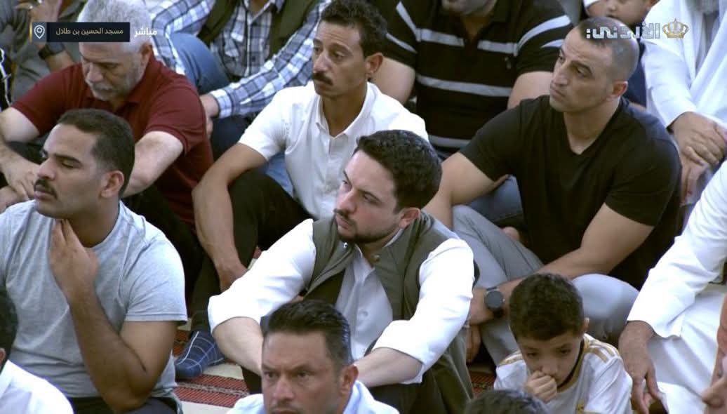 ولي العهد يؤدي صلاة الجمعة في مسجد الملك الحسين بن طلال