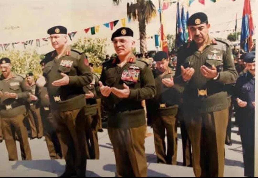 الملك الحسين بن طلال وجنرالات الكرامة في صورة تاريخية خالدة... اسماء 