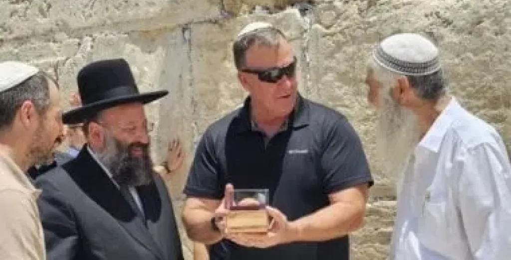 قائد القيادة المركزية الأمريكية يزور حائط البراق بالقدس المحتلة ضمن جولة وداعية تؤكد الشراكة الدفاعية