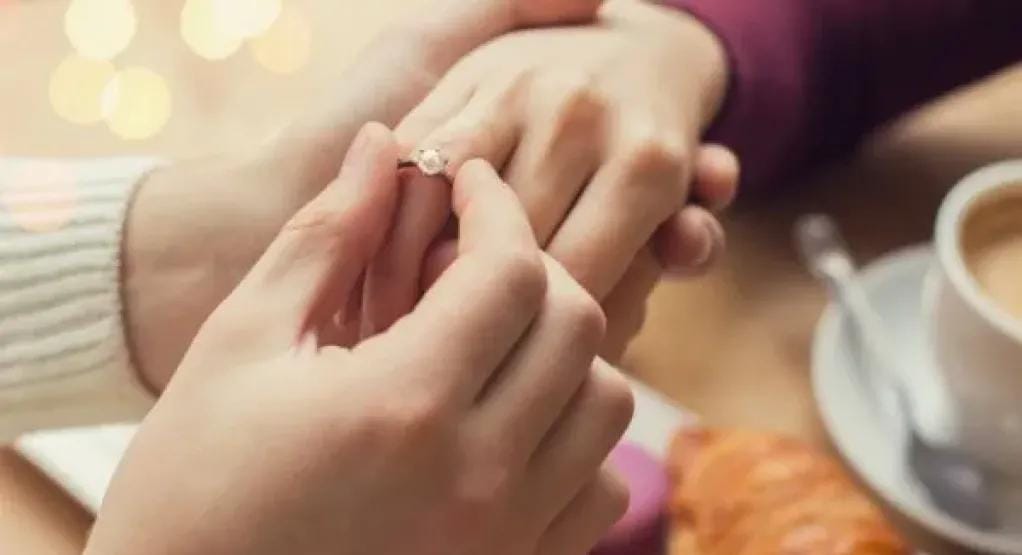 حلم الخطوبة للعزباء: ماذا يعني وما هي الرسائل الخفية وراءه؟