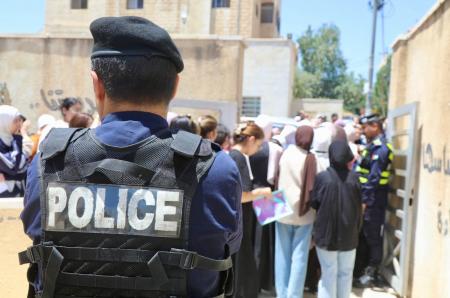 انتشار أمني مكثف أمام المدارس لتأمين امتحانات الحادي عشر
