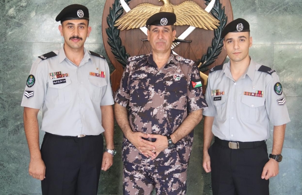 مدير الدفاع المدني يكرم مسعفين لإنقاذهم طفل في البلقاء