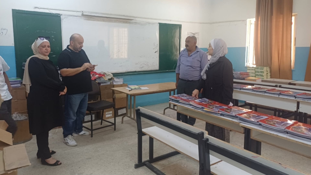 الخريشا تقف على جاهزية مستودع الكتب المدرسية في مدرسة طلحة بن عبيد الله الثانوية للبنين.