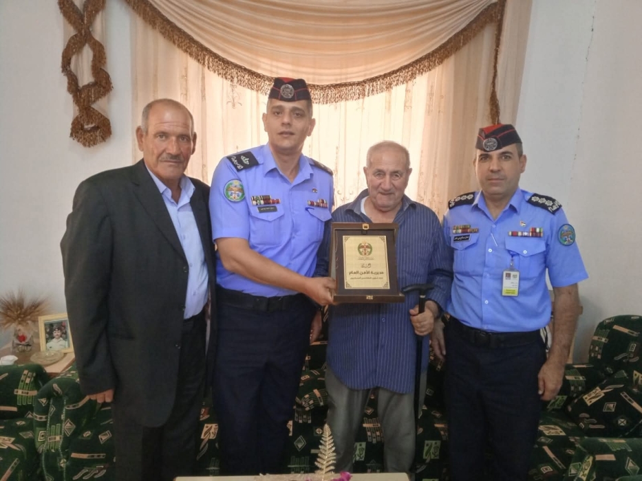 الأمن العام يُكرم متقاعدين عسكريين في عجلون وغرب إربد  صور