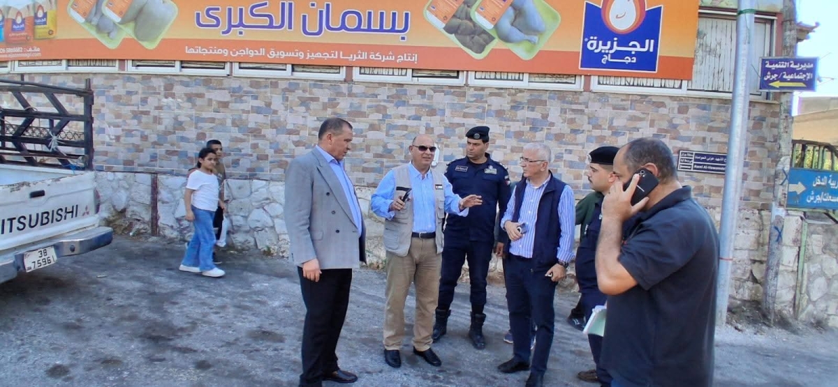 محافظ جرش يتفقد الوسط التجاري ويؤكد أهمية التعاون لخدمة المدينة