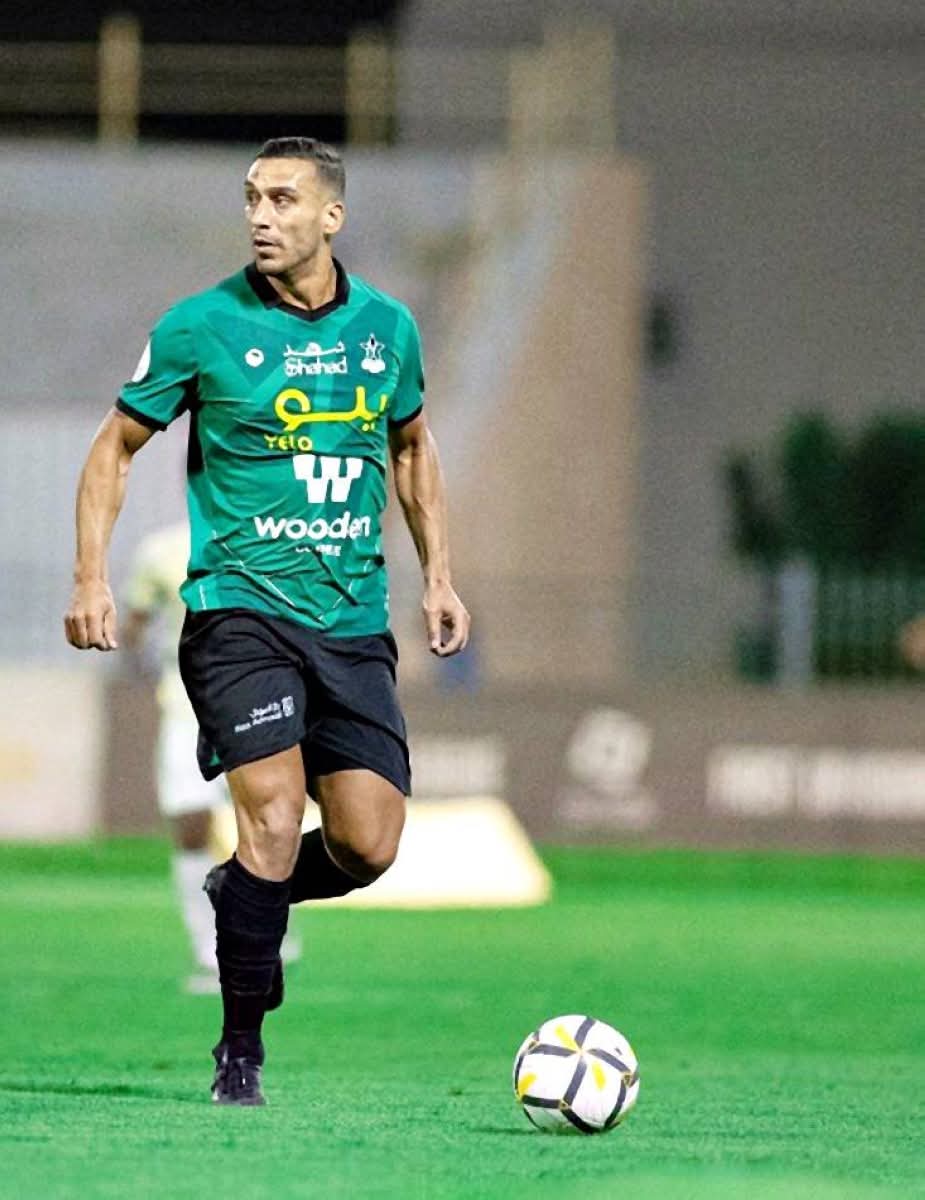 العراقي علي  عدنان  يضبط دفاع الفرسان