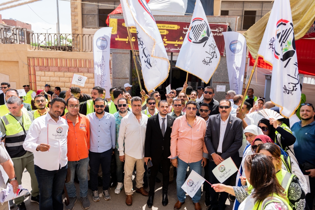 مسيرة لشباب الجبهة الوطنية تجوب أحياء بورسعيد لحث المواطنين على المشاركة في انتخابات مجلس الشيوخ