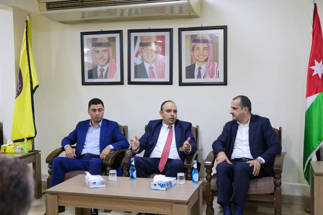 وزير الشباب يزور نادي الحسين مهنئا بفوزه بكأس السوبر...صور