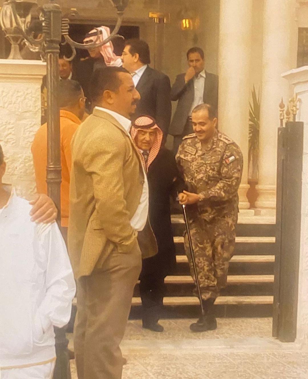 صورة أرشيفية توثق زيارة الزعيم بادي الرديني لمنزل الخضير