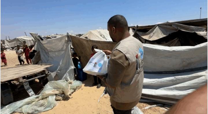 الحملة الأردنية توزع وجبات غذائية في مخيم “الفجر 3” غرب خان يونس