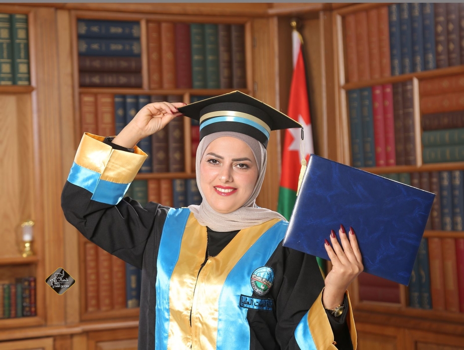 جعفر القيسي يحتفل بتفوق ابنته.. الأولى على دفعتها في الماجستير بامتياز مع مرتبة الشرف