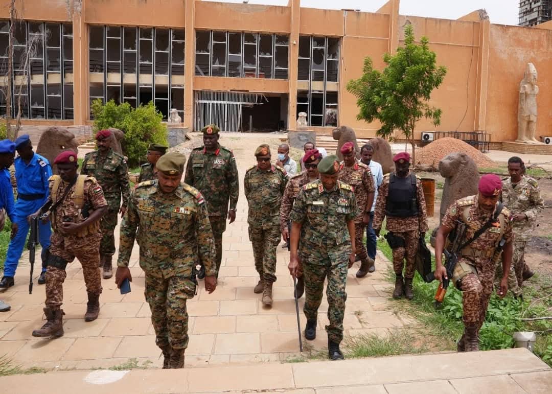 رئيس مجلس السيادة يتفقد مقر متحف السودان القومي