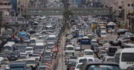 حريق مركبة يتسبب في أزمة سير بشارع الصناعة باتجاه خلدا