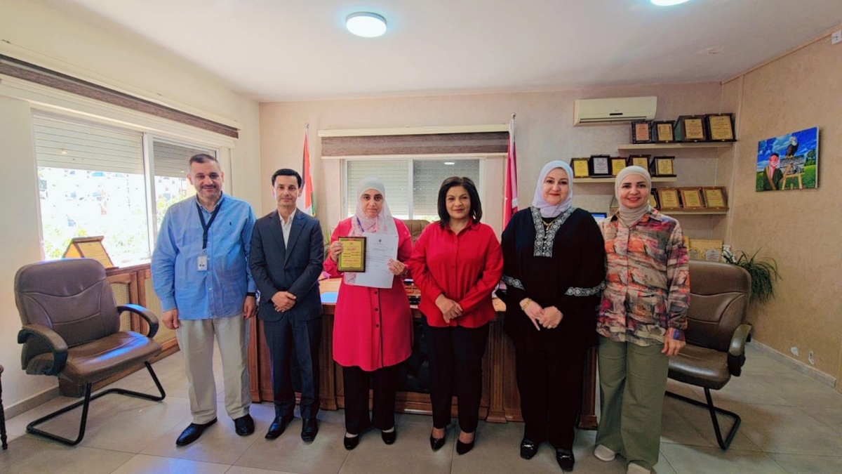 العجارمة تكرم الموظفة إيناس الفرخ