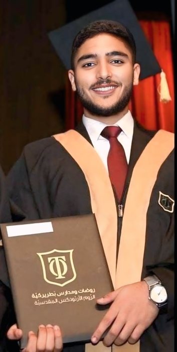 محمد خالد طراد الفايز ينال شهادة الثانوية العامة بالفرع الأدبي