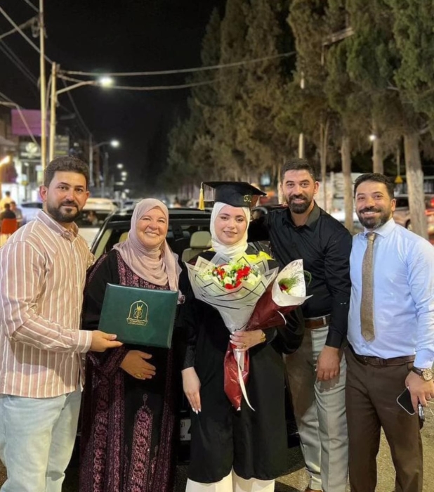 محمد مقابلة يهنئ شقيقته شذى بتخرجها من جامعة اليرموك