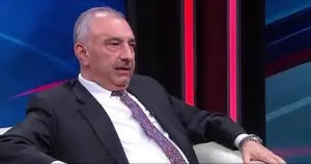برلماني عراقي يوجه نداءً حادًا لحزب الله: ”سلم سلاحك ولا تنتظر إيران.. صرت مضحكة”
