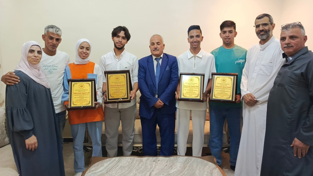 مدير تربية الزرقاء الأولى يكرم أوائل الثانوية العامة والتوائم الأربعة في منازلهم...صور