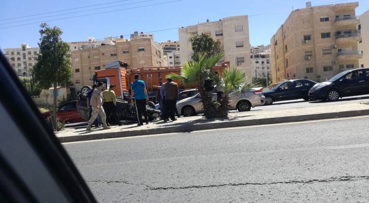 إدارة السير تحذر السائقين من حادث انقلاب مركبة على شارع الأردن