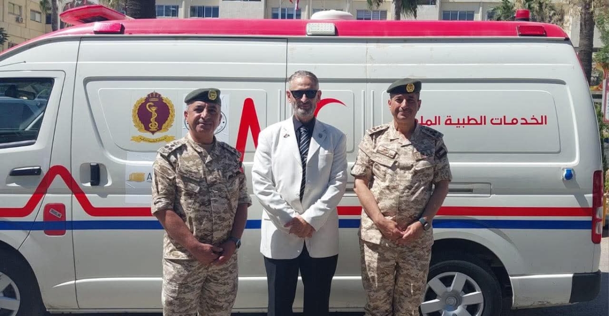 الأردن يتسلم سيارات إسعاف من منظمة باكستانية لصالح غزة