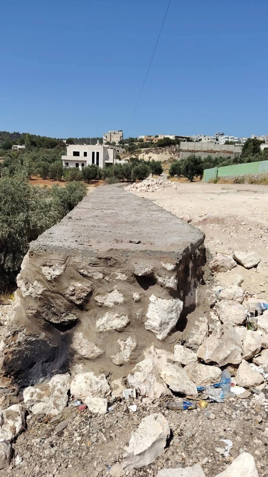 إنجاز عطائين لجدران استنادية وتحسين للبنية التحتية في عدة مواقع في جرش