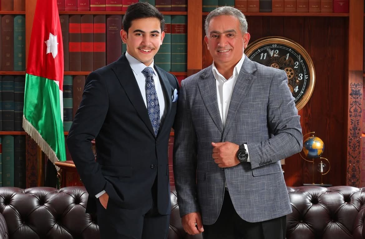 العقيل يهنئ الفنان حسام اللوزي بنجاح نجله راشد في الثانوية العامة