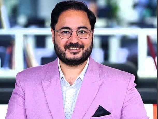 في عيد ميلاده.. علي الكشوطى أيقونة النقد الفني يحتفي بمحبة الوسط الإعلامي والفني