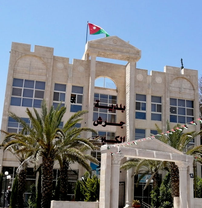 بلدية جرش تنفذ أعمال صيانة في حديقة زين