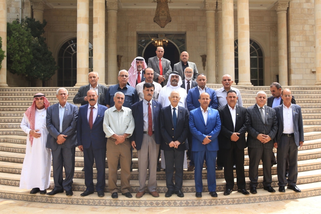 رئيس الديوان الملكي خلال لقائه متقاعدين عسكريين من الكرك وفريق فرسان التغيير بمأدبا...صور